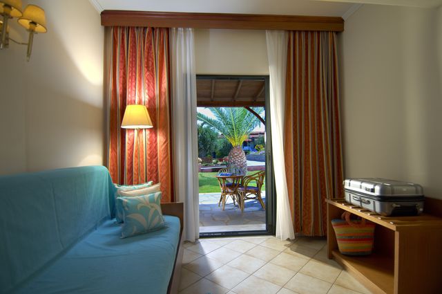 Blue Dolphin - deluxe family room garden view up to 4 pax
